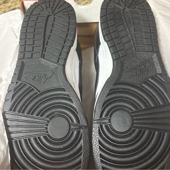 Nike Wonen’s Black and White Sneakers panda low dunks - Picture 3 of 6
